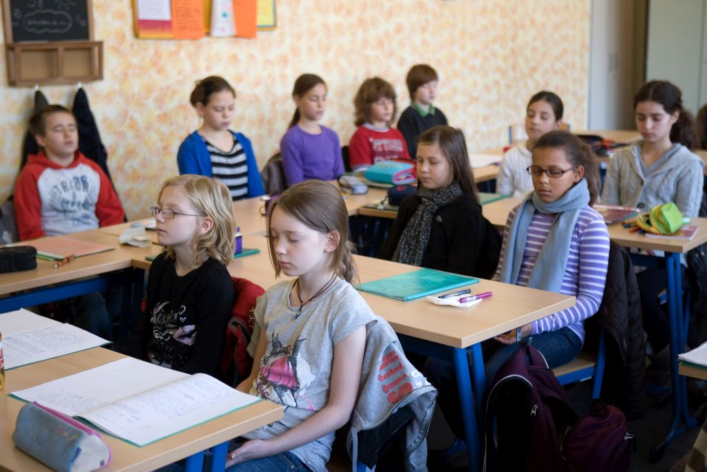 Foto Kinder meditieren in der Klasse