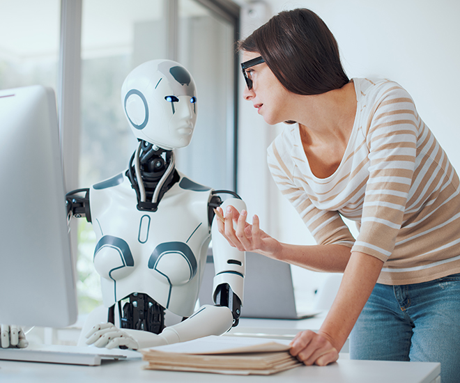 Frau kommuniziert mit menschlich aussehendem Roboter
