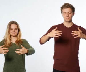 Zwei junge Menschen machen Körper-Übungen