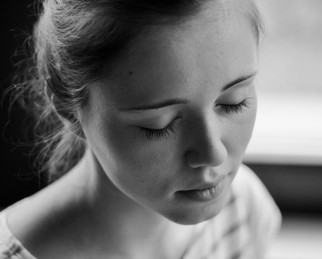 Foto junge Frau meditiert
