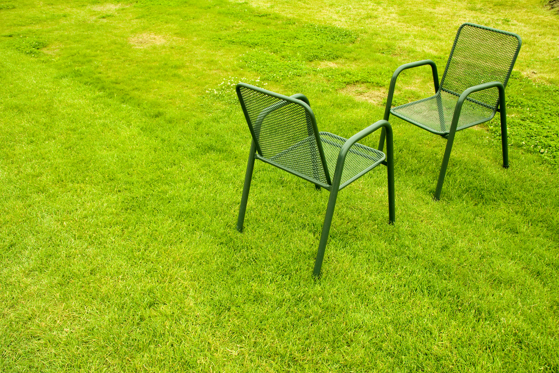Foto Stühle auf Rasen